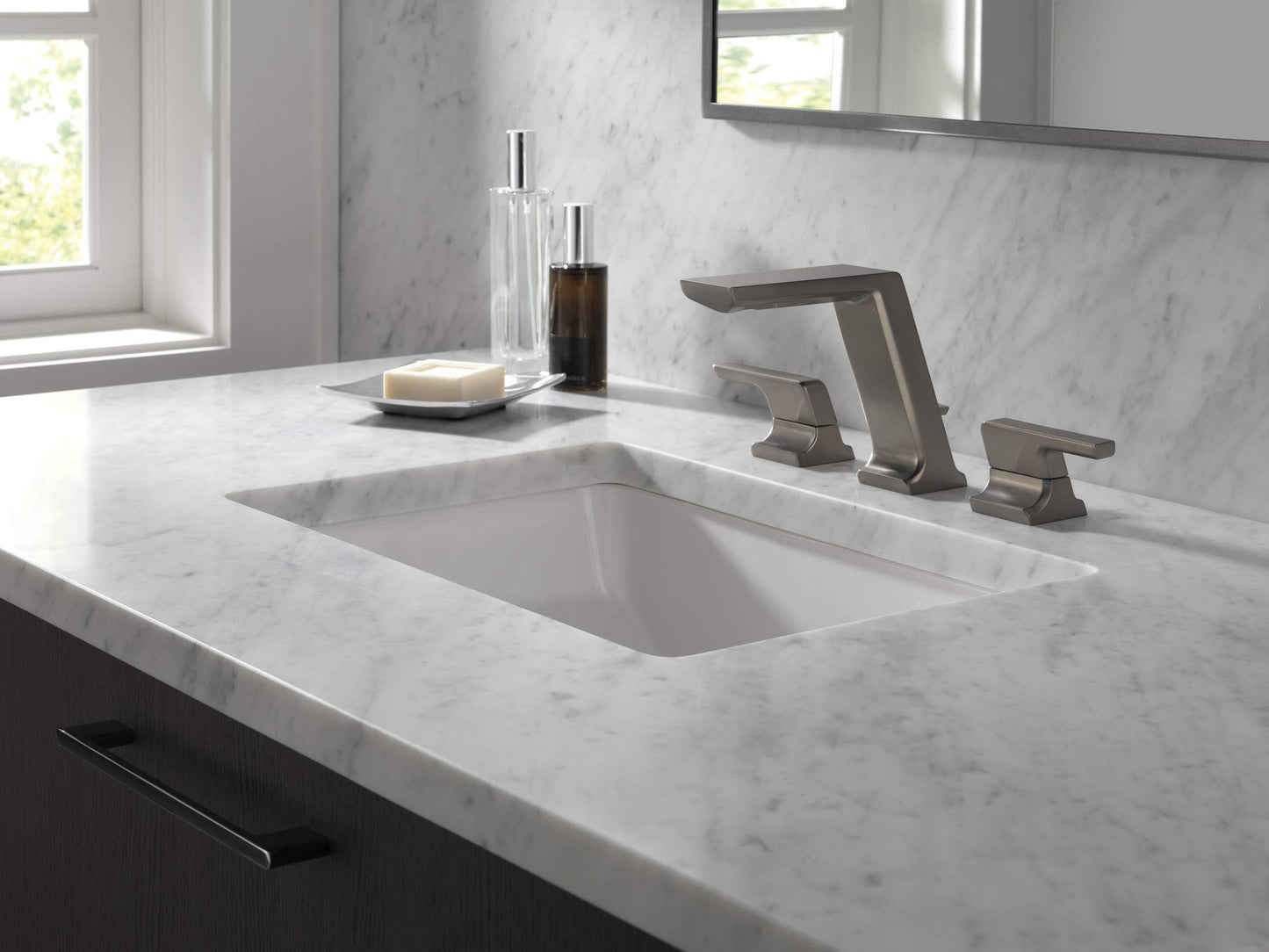 Delta Faucet Pivotal Widespread Bathroom Faucet 3 Hole, Bathroom Sink Faucet, Metal Drain Assembly, Polished Nickel 3599LF-PNMPU