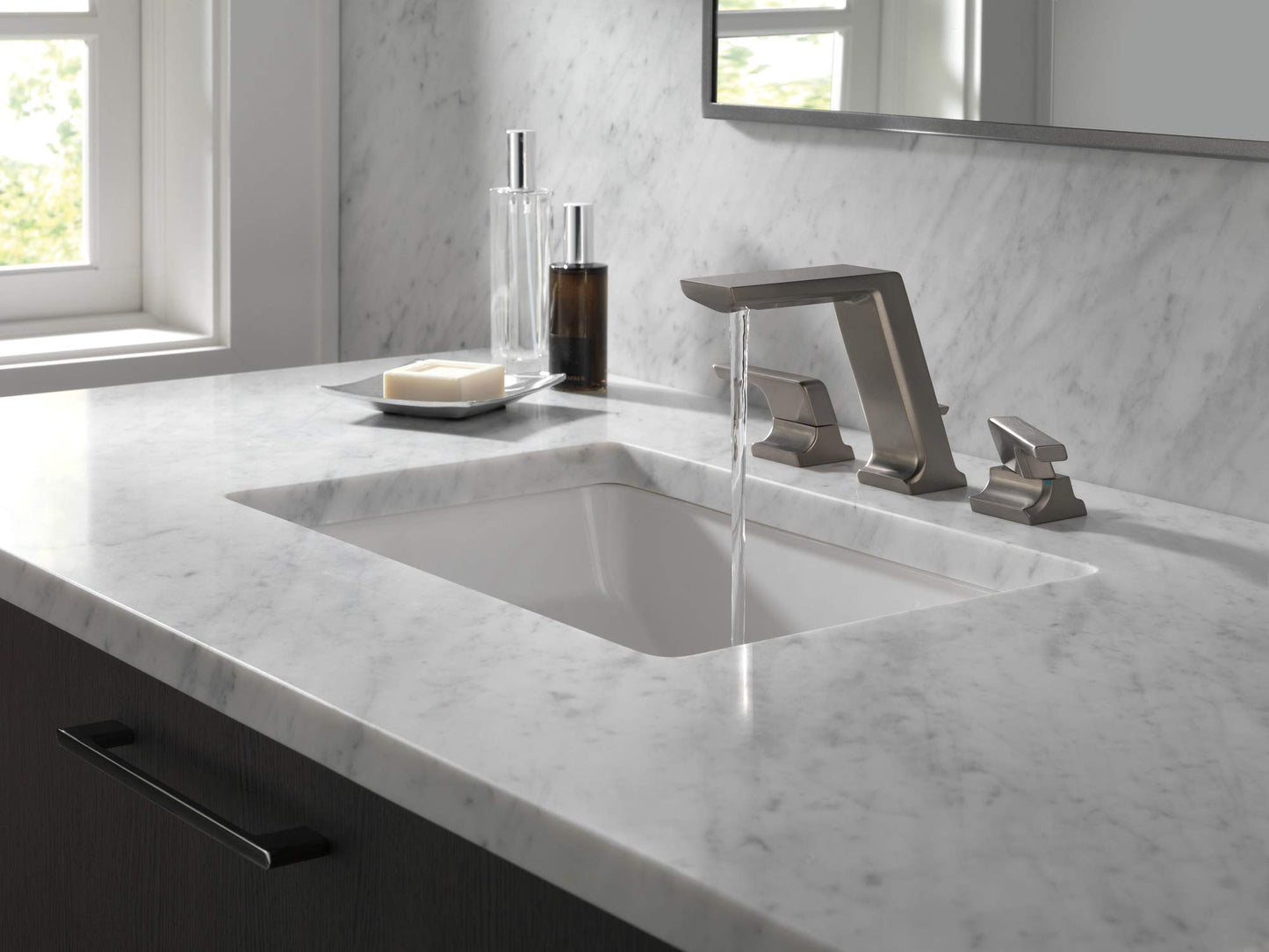 Delta Faucet Pivotal Widespread Bathroom Faucet 3 Hole, Bathroom Sink Faucet, Metal Drain Assembly, Polished Nickel 3599LF-PNMPU